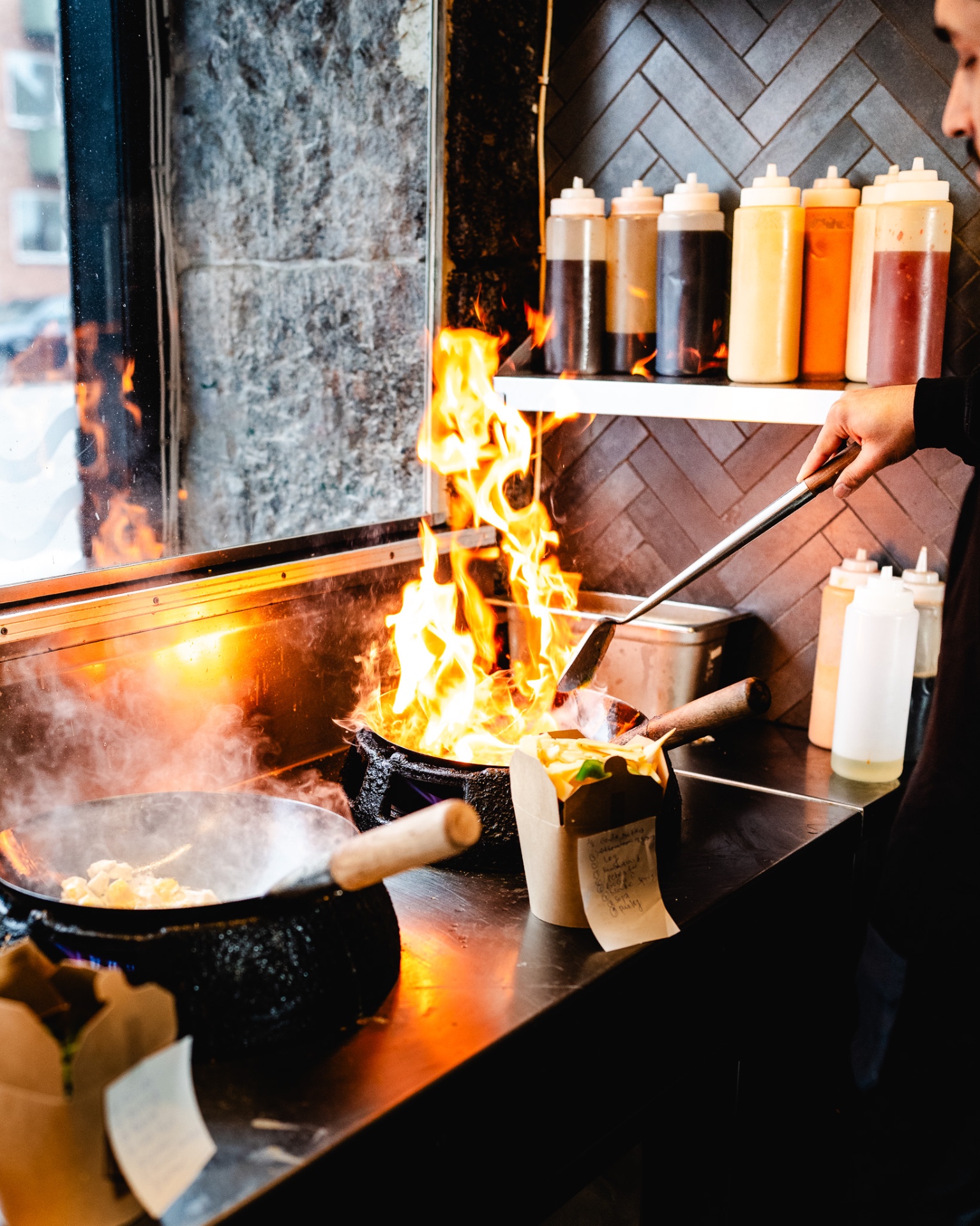 Wokken i flammer i Nordic Noodles åbne køkken