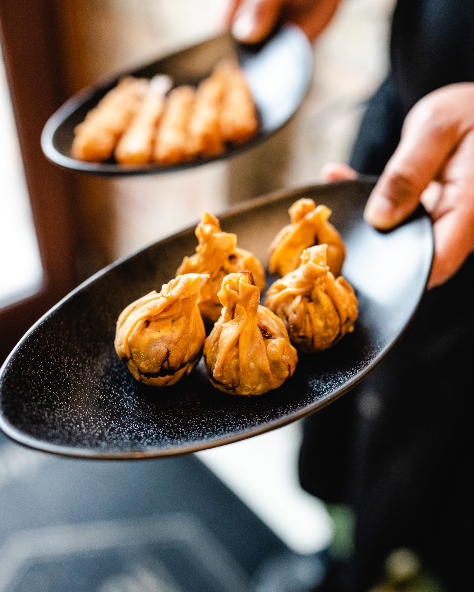 Sprøde stegte dumplings serveret på sort tallerken