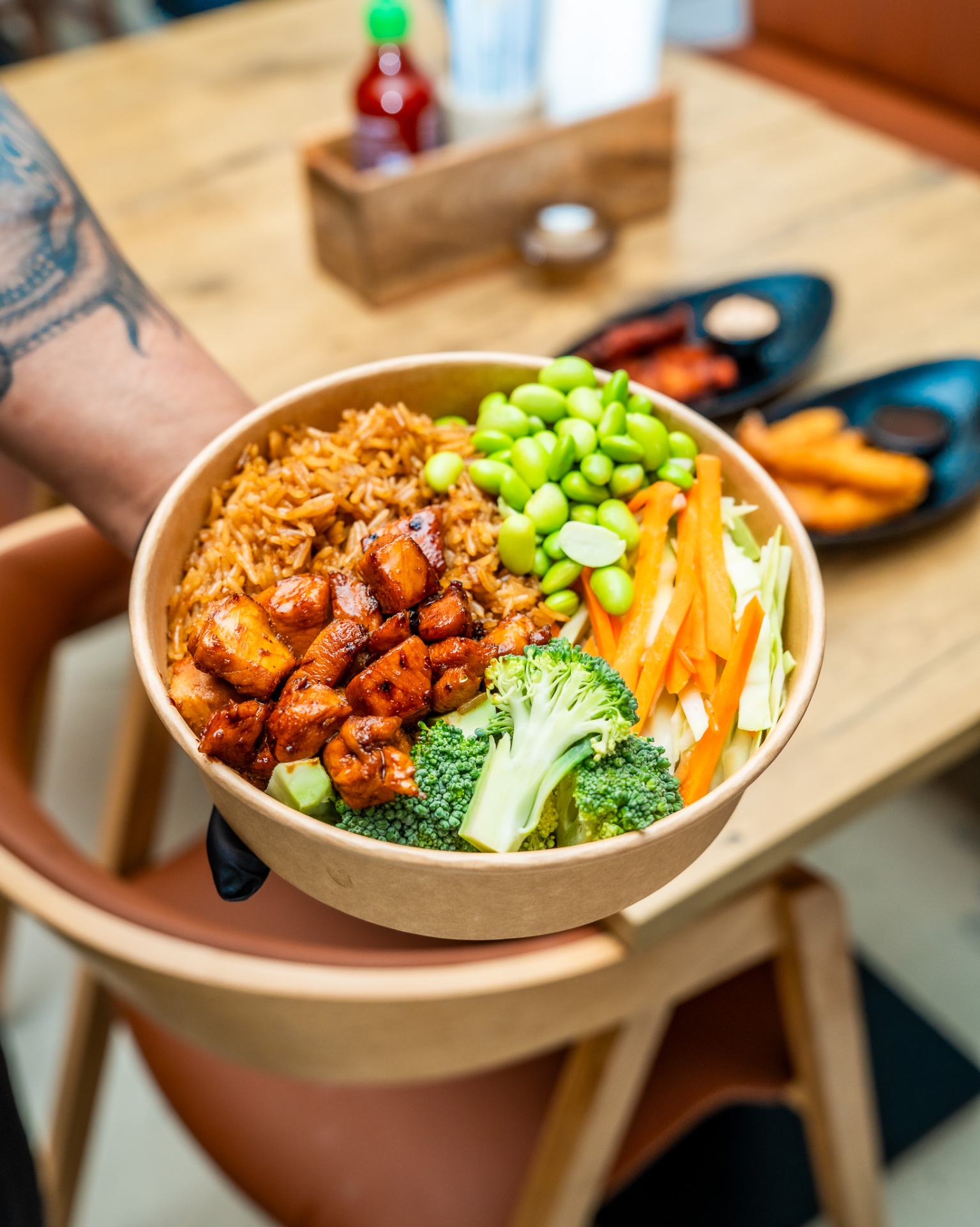 Teriyaki bowl med kylling, broccoli, edamamebønner og gulerødder